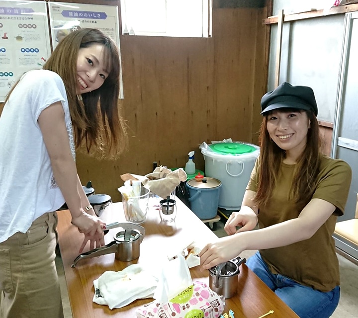 実際に醤油作り・搾りを体験！